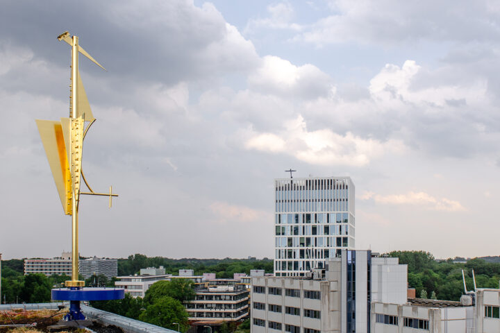 ooievaar op dak world forum uitzicht