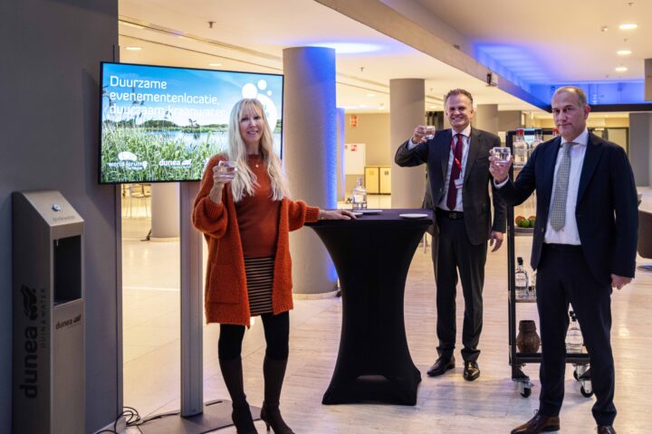 Dunea watertap Liesbeth, Michiel en Wim proosten