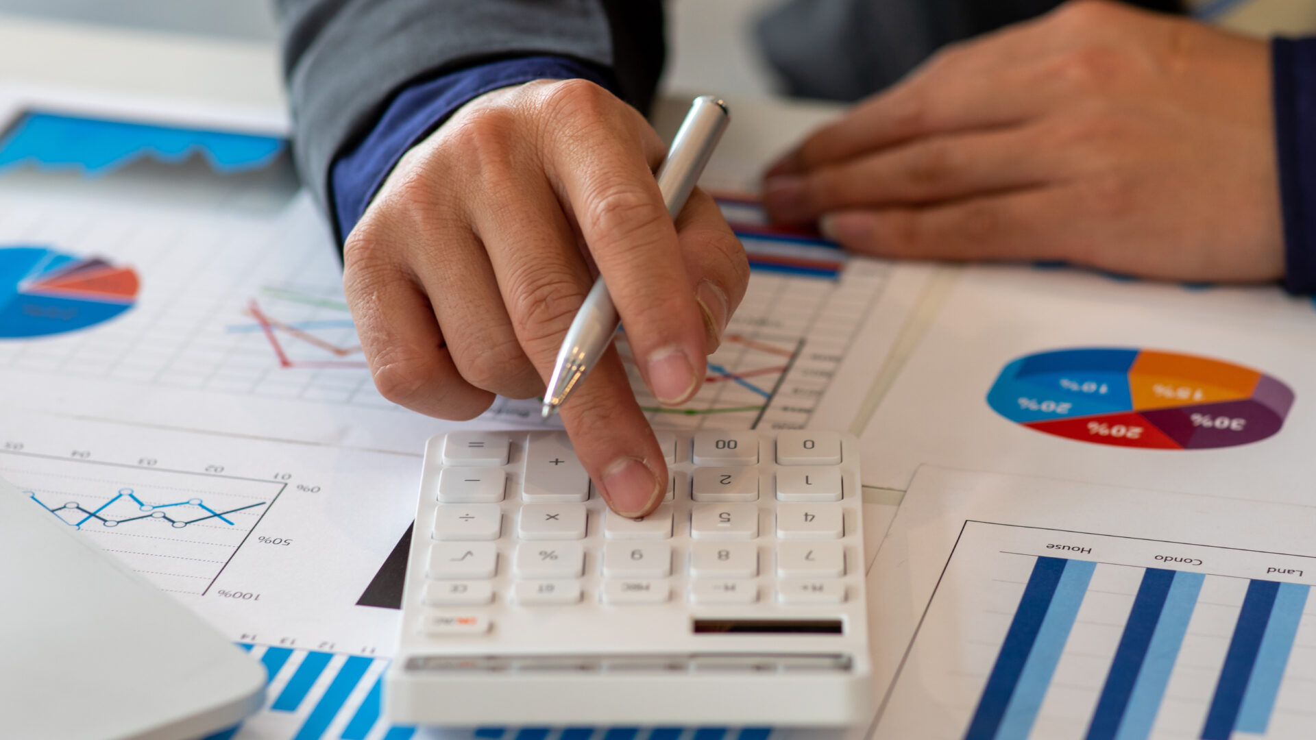 Close up Business man using calculator and laptop to do finance World Forum The Hague vacature 